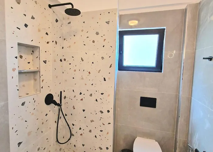 New Beachfront Pirali In Sarandë