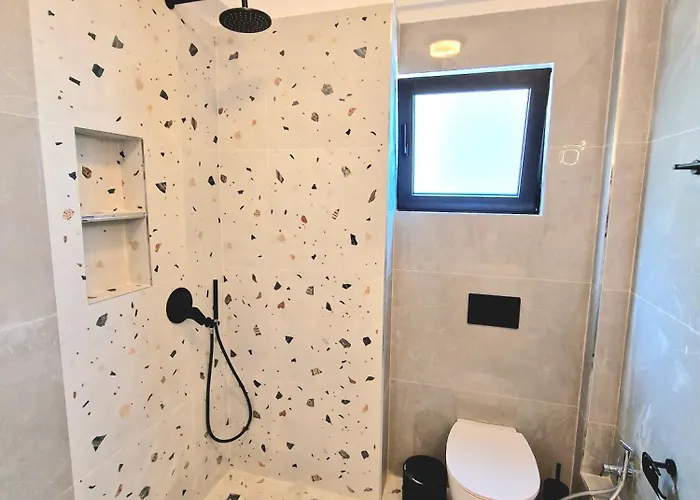 New Beachfront Pirali In 公寓